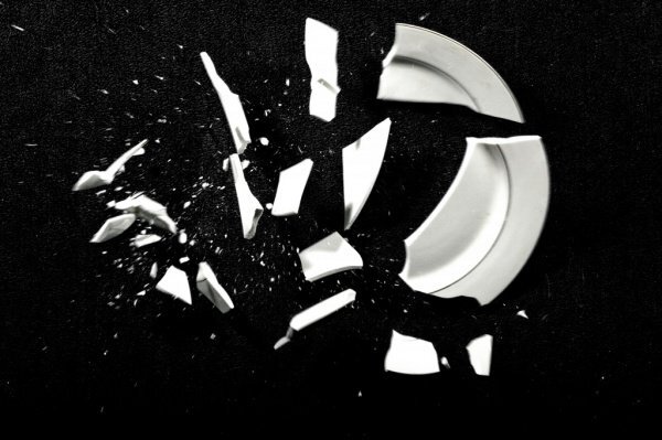 Среди множества причинения тяжкого вреда здоровью умышленно, в  уголовном кодексе наиболее важным является создание ситуации, которая  может серьезно угрожать не только человеческому здоровью, но и самой  жизни. Если этот признак имеет место, причинение умышленного вреда  здоровью официально признается тяжким, вне зависимости от того, с какими  последствиями все закончилось. В свою очередь, угрожающим для жизни  признан вред, который характерно создает ситуации, угрожающие не только  здоровью человека, но и жизни. Либо же вызвавший состояние, которое им  угрожает. Даже если смертельного результата, после вмешательства врачей,  удалось избежать, это не изменяет оценки ситуации, как опасной. Без  юридической помощи будет тяжело.