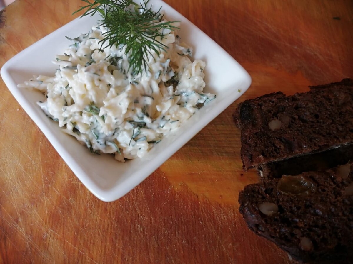 сырно-чесночный соус с зеленью к гренкам