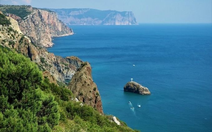 Крест на Георгиевской скале у мыса Фиолент. Фото: объектив.пресс.