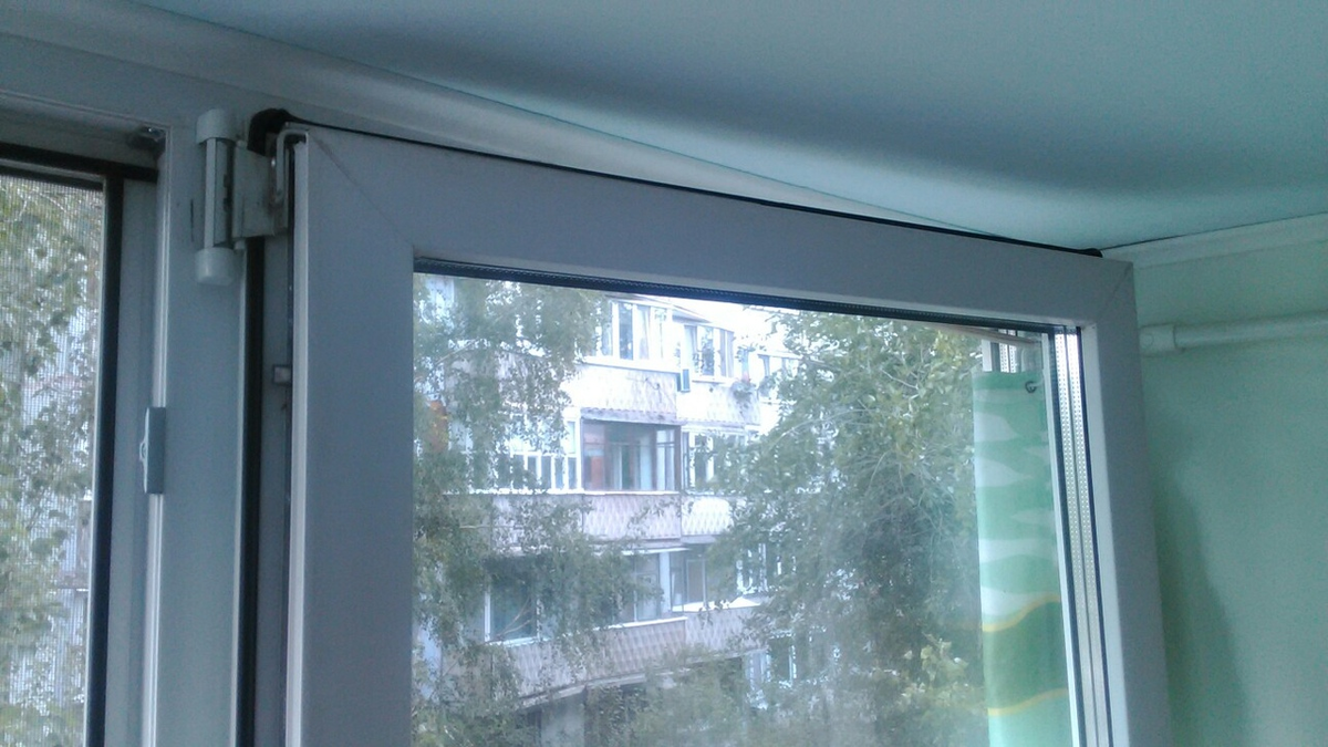 открытое настеж окно мешает установке рулонной шторы