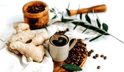 Рецепт № 1.  Вам понадобятся: вода (примерно 500 мл.), мелкоизмельченный корень  имбиря (1-2 чайные ложки), порошок какао (1 чайная ложка), семена аниса  (1 ч. л.), натуральный кофе мелкого помола, корица (на свой вкус) и  апельсиновая цедра (примерно на кончике ножа, но можно и больше). Приготовление: смешиваем все ингредиенты, заливаем холодной водой и варим в кофеварке.