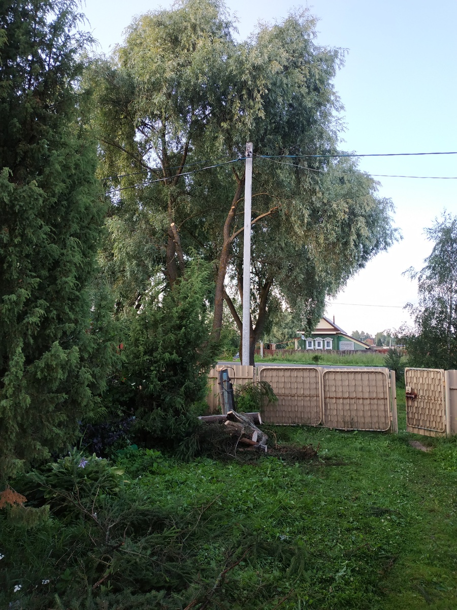 Провода перевесили, столб спилили.