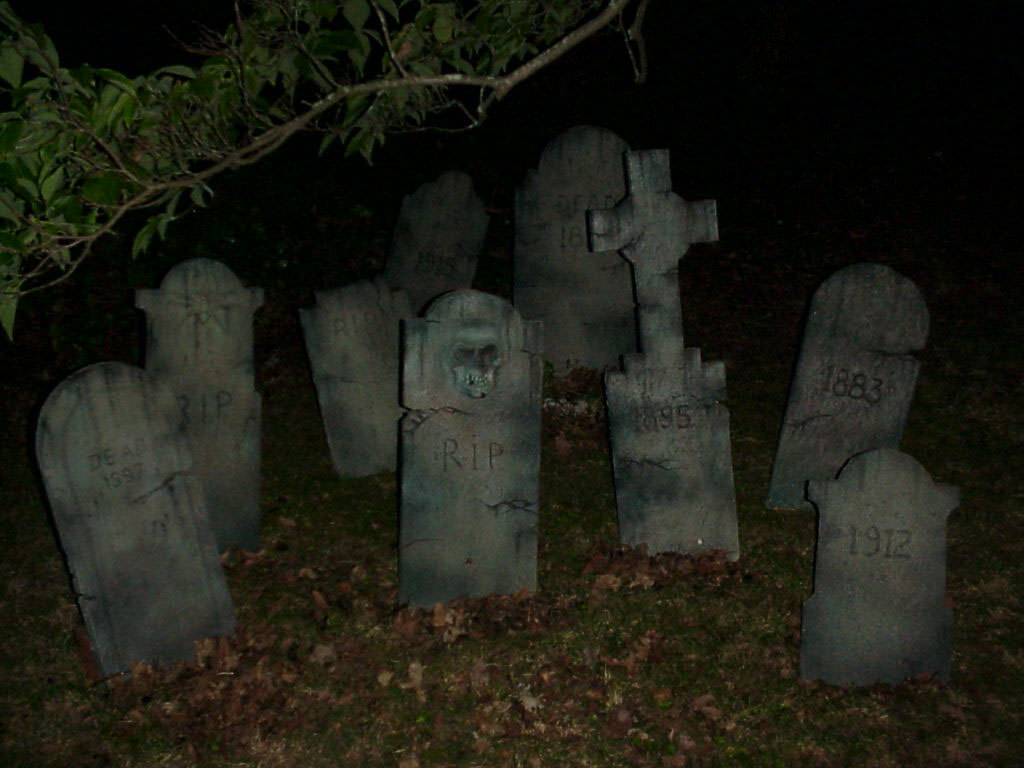 Можно на кладбище читать. Кладбищенские призраки.