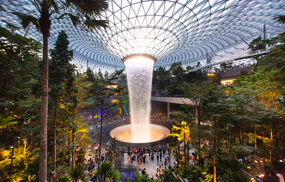 Мировой класс! «Жемчужина» - новейшая достопримечательность аэропорта Чанги в Сингапуре. Самый большой крытый водопад в мире и сад с более чем 1000 деревьев можно найти под стеклянным куполом.Авторское право: Сингапурский совет по туризму.