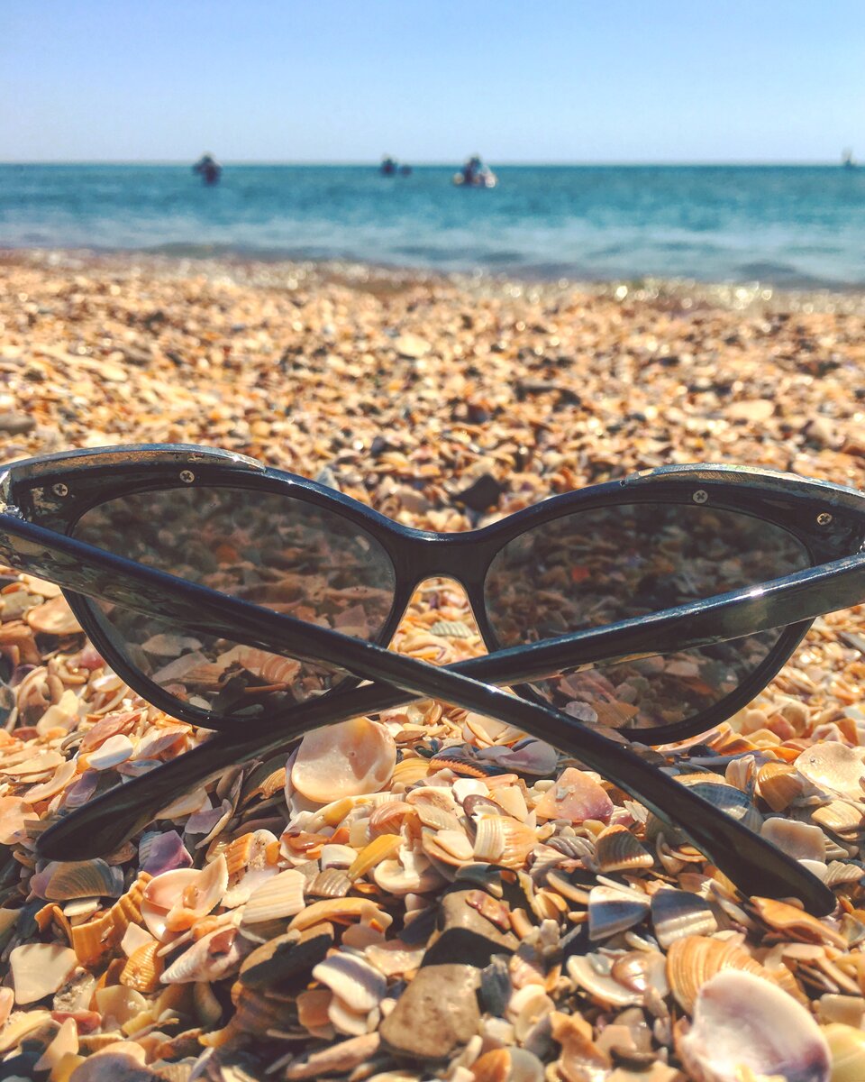 Пляж на Бугазской косе состоит из мелкоракушечного песка , а возле моря из ракушек