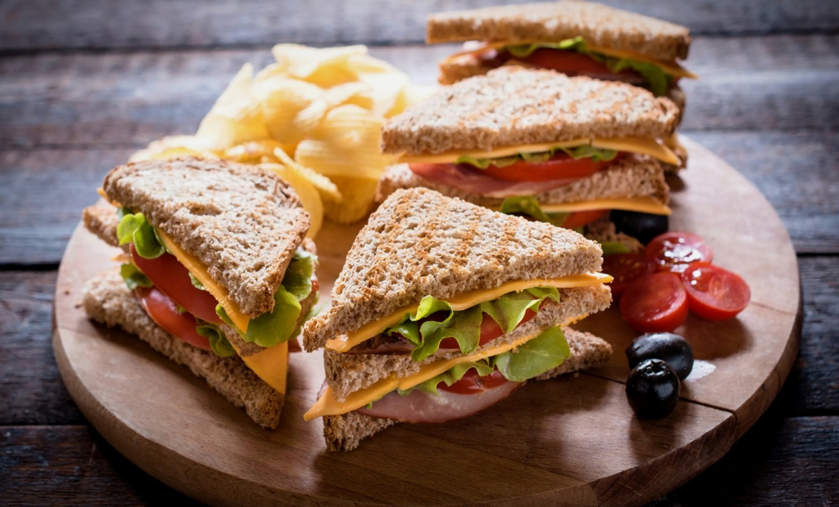 Сэндвичи с разнообразными сырами