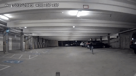 Похоже не всем нравятся эти "робокопы": недавно в Хейворде, штат Калифорния, один из роботов заснял на видео предполагаемого злоумышленника, который вскоре напал на него.