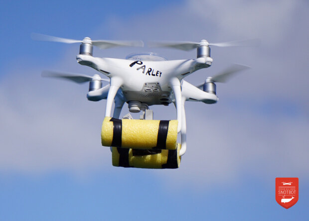 Квадрокоптер оснащен сеткой, губкой, сачком из копроновых колготок и чашкой Петри. Источник: whale.org