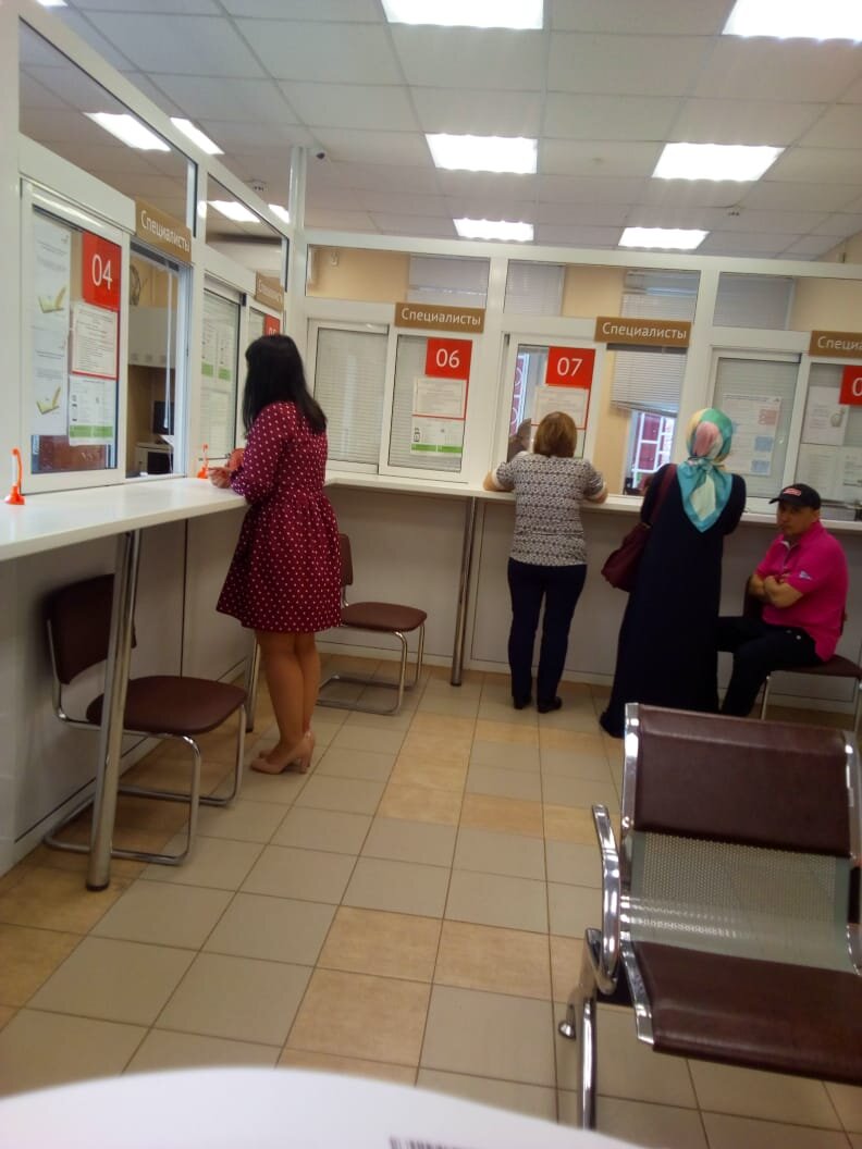 Примерно так выглядит обслуживание клиентов операционистами.