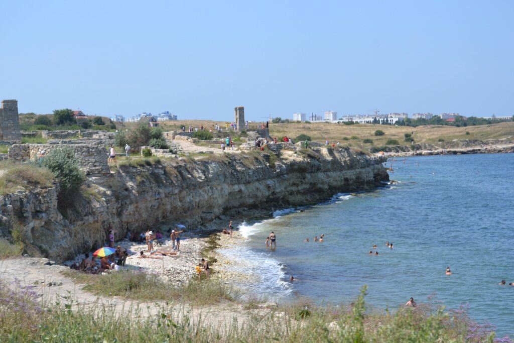 Археологический музей - руины древнего города Херсонес. Тут же небольшой пляж и хорошее место для наблюдения за парадом. Бухта Севастополя - за моей спиной
