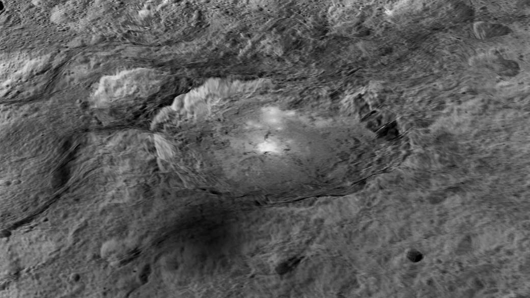 Оккатор — ударный кратер на Церере. Изображение: NASA / JPL-Caltech / UCLA / MPS / DLR / IDA / LPI.