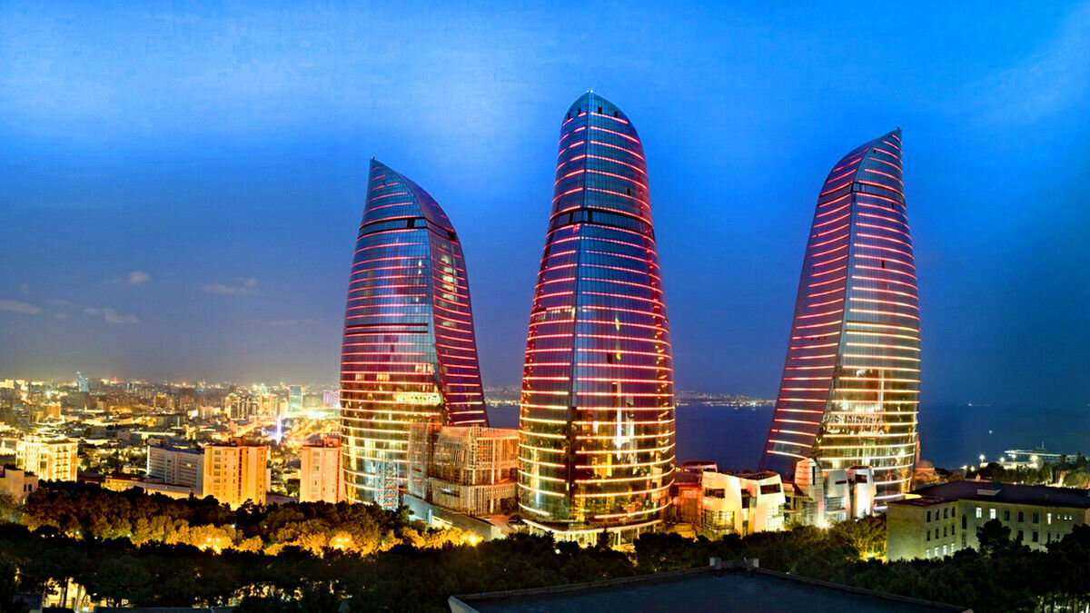 Азербайджан столица. Пламенные башни Flame Towers. Баку башни пламени. Азербайджана Флейм Тауэрс Баку. Пламенные башни Азербайджан.