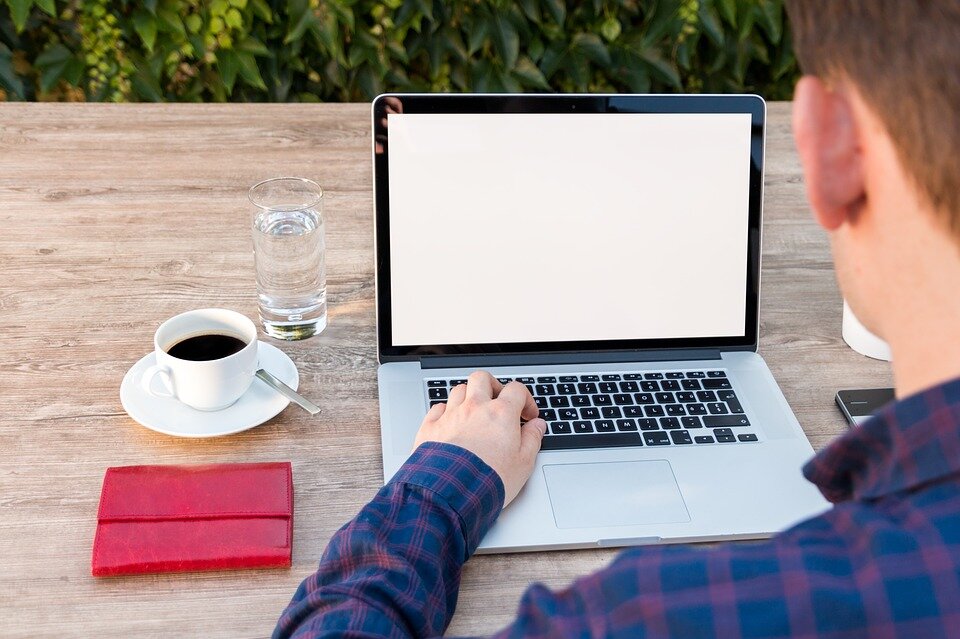 https://cdn.pixabay.com/photo/2017/06/26/12/57/laptop-2443739_960_720.jpg