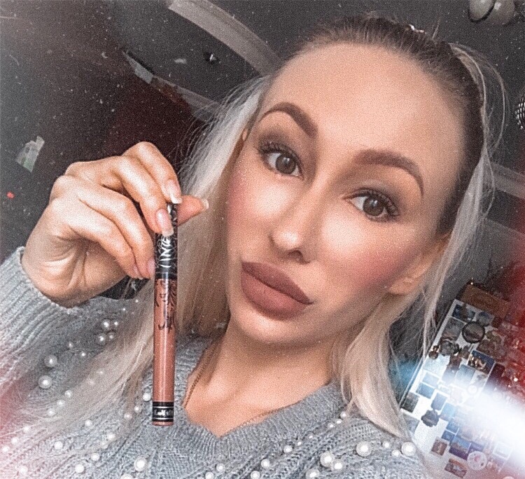 Что нужно иметь для счастья❓чистую душу, доброе сердце, красивую кожу и крутую помаду💣красивую кожу без сухости и растяжек вы легко сможете получить, благодаря легендарному маслу @biooil.russia 👌 у бренда кстати на прошлой неделе была представлена новинка: гель для сухой и очень сухой кожи😍то, что нужно этой осенью😍 а вот помада обязательно должна быть от  @katvondbeauty 😍ведь только у #katvond - яркие, дерзкие оттенки, абсолютно матовые, невесомые и стойкие😍 оцените сами 😝