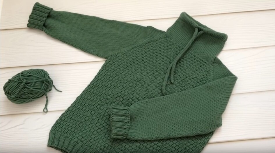 Фото из интернета. Шахматка с переменой петель каждые три ряда и лицевая гладь на рукавах и отсутствие кармана делают свитшот более нарядным и строгим.