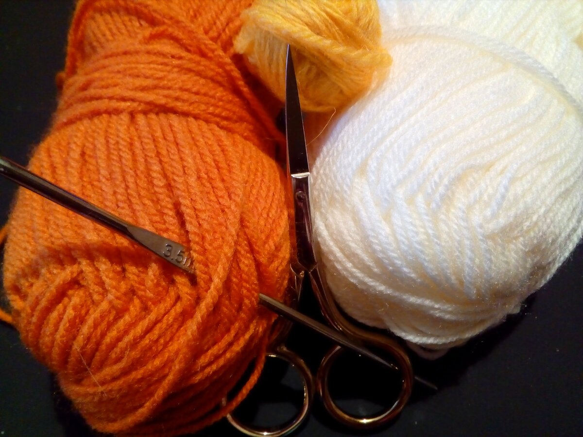 Пряжа, крючок и ножницы