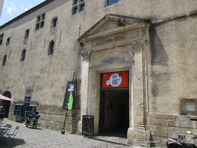 Вход в арльский госпиталь.