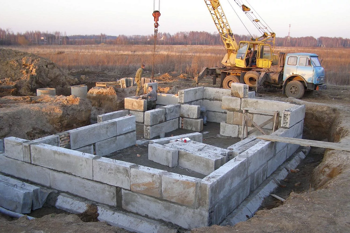 подушка под фбс блоки 24. ленточный фундамент из фбс. ленточный фундамент из фбс. ростверк фундамента на фбс. фундамент из блоков фбс 20х20х40.