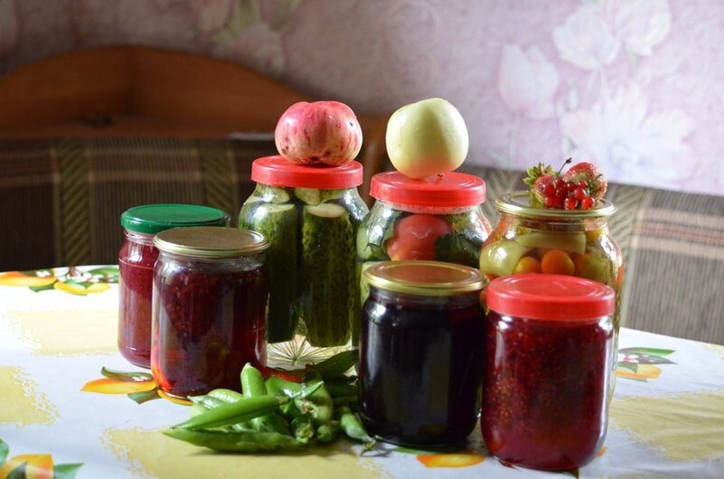 Малиновое, смородиновое и другие варенья и соленья.