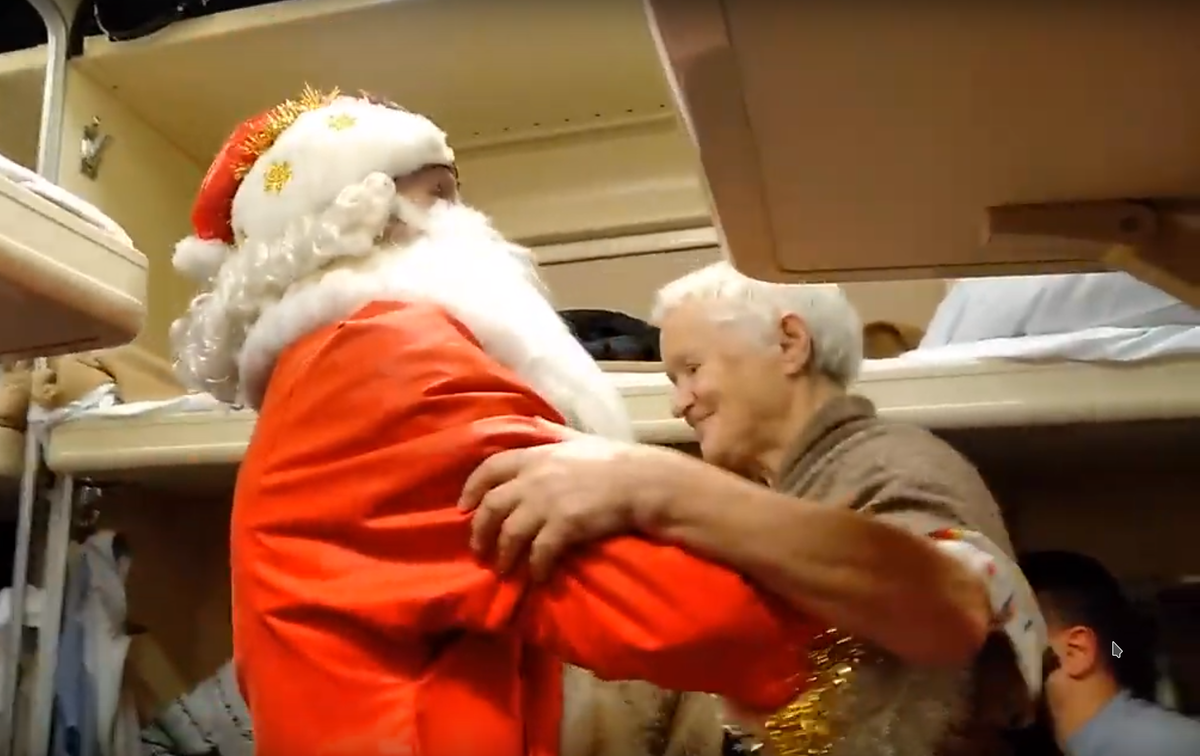 Дед Мороз не мог не посетить этот исторический поезд! Фото автора.