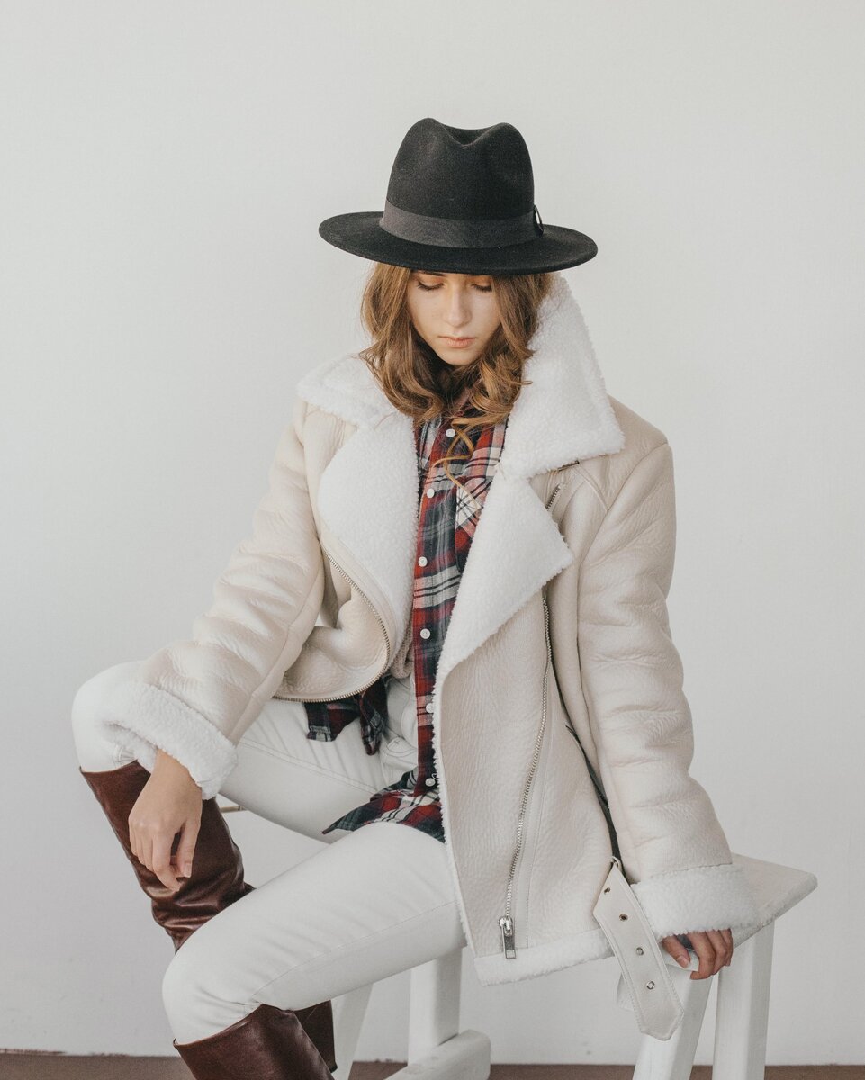 Классическая "фёдора" в черном цвете с курткой - авиатор и длинными сапогами. (листай карусель, чтобы развернуть образ)