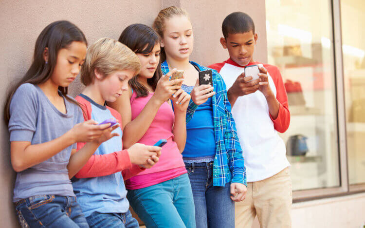 Смартфоны опасны для детей, но это не повод запрещать им пользовать их