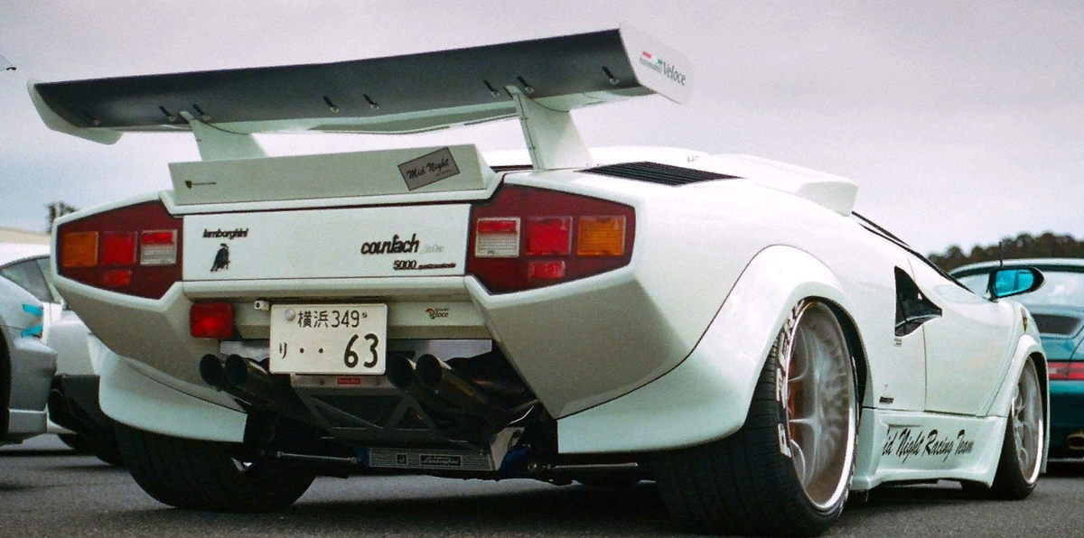 На данном фото lamborghini countach и наклейка возле спойлера над надписью countach , это один из членов клуба .
