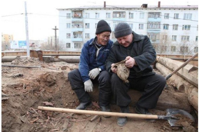 Так было, например, и в Якутске, когда рабочие расчищали чердак в старинном доме купца Мигалкина и обнаружили клад в полтора килограмма серебряных монет.