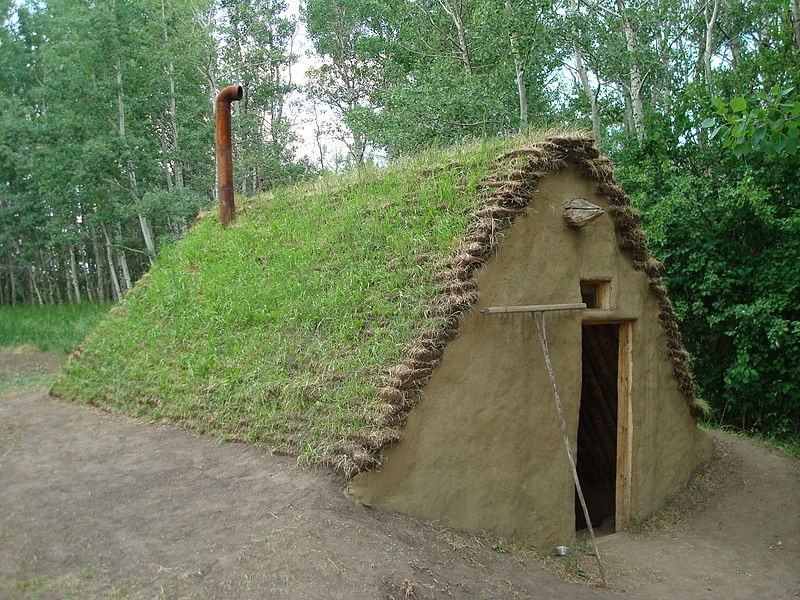 Похожее убежище. Картинка из свободного источника. https://upload.wikimedia.org/wikipedia/en/thumb/e/e6/Sod_House_at_Ukrainian_Cultural_Heritage_Village_Alberta.jpg/800px-Sod_House_at_Ukrainian_Cultural_Heritage_Village_Alberta.jpg