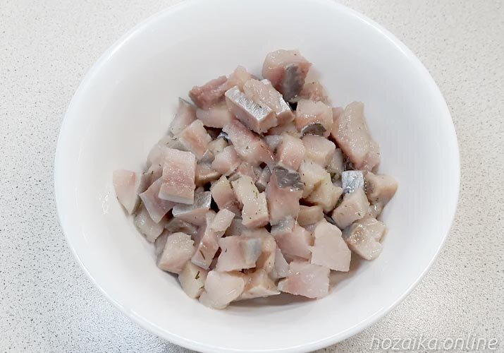 Селедку режу небольшими кубиками.