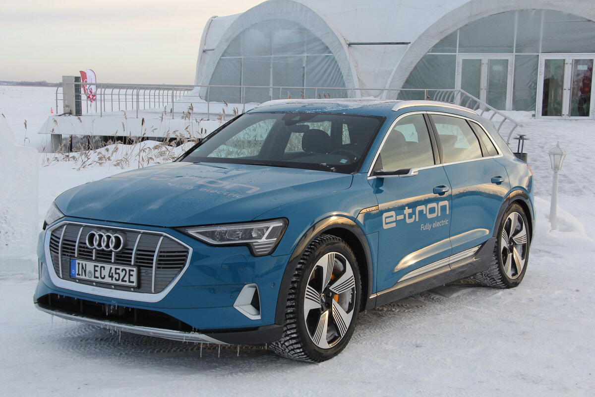 Кстати, компания Ауди совсем не боится русских морозов и пригнала в Сибирь техническую новинку электрический E-tron. Он, по мнению экспертов управляется на льду великолепно, даже можно сказать фантастически. И как видим, заряжается и не теряет резвости.