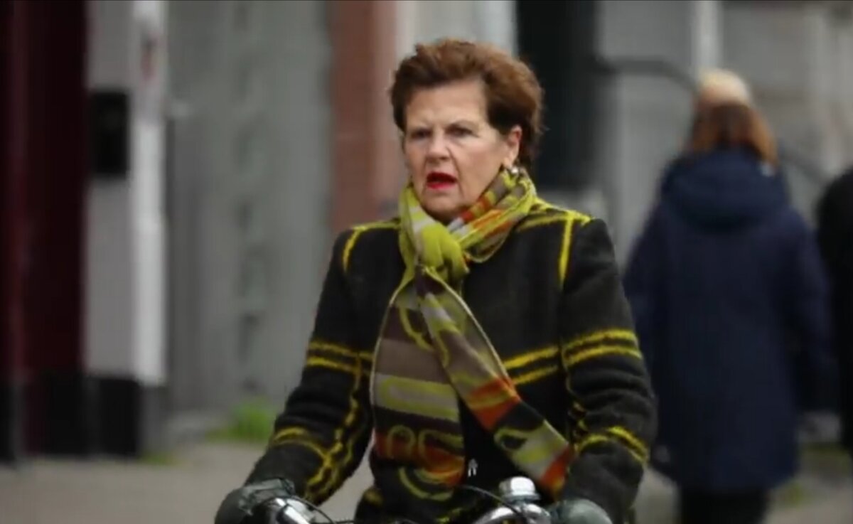Пенсионерка на улице Амстердама. Кадр из шоу "Жизнь других. Амстердам" 