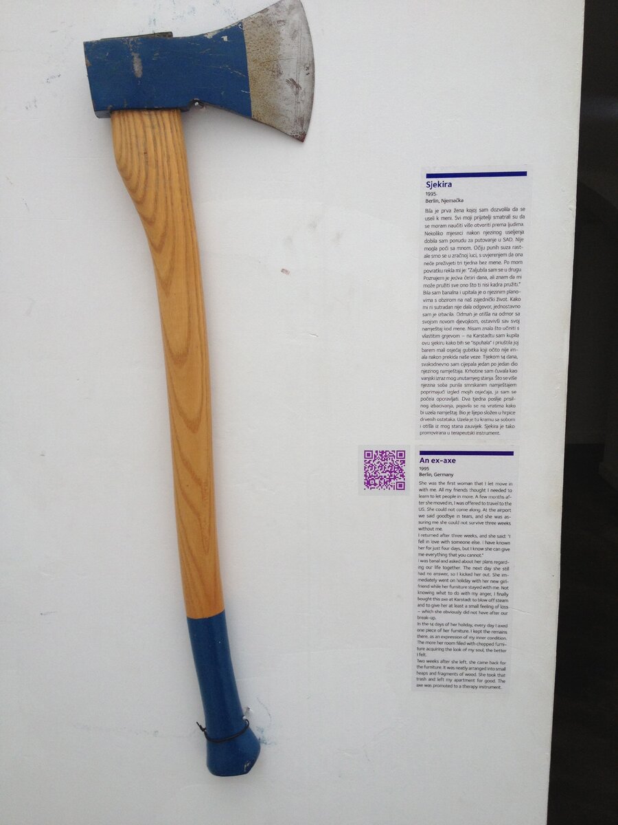 Источник - https://commons.wikimedia.org/wiki/File:Museum_of_Broken_Relationships_-_Ex-axe.jpg