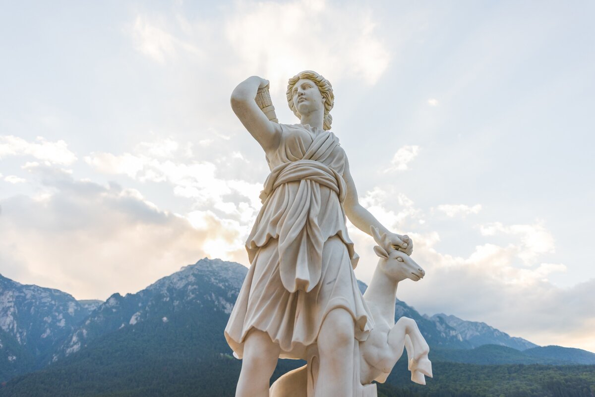 Статуя Артемиды в замке Cantacuzino, Буштени, Румыния