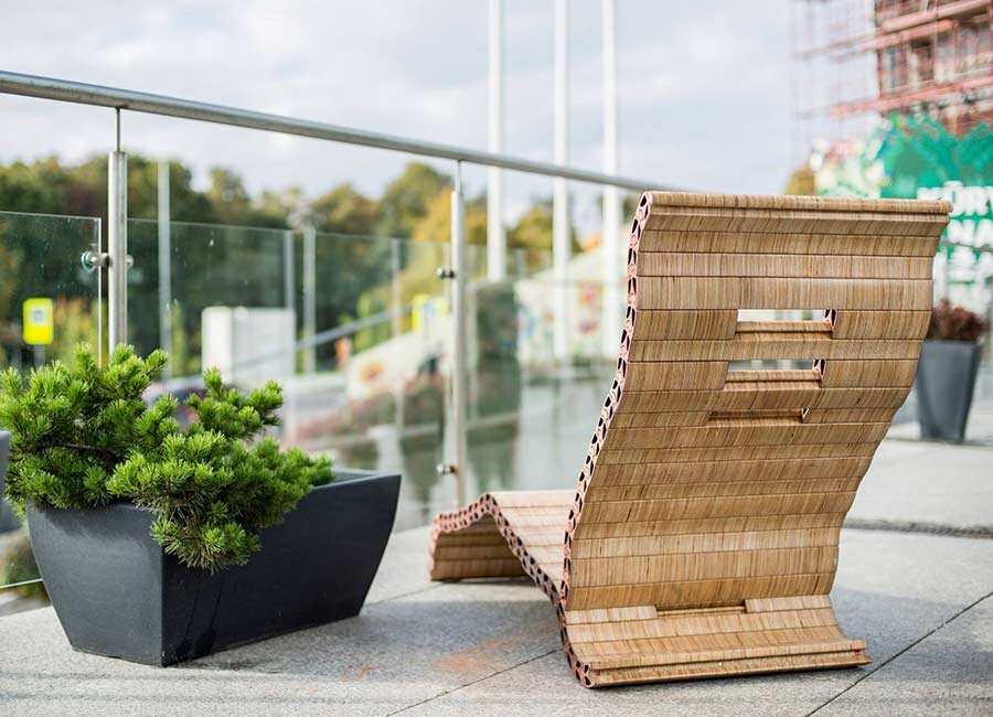 В компании Spyndi разработали оригинальную коллекцию мебели из натурального дерева, которой можно придать любую форму, которую вы только пожелаете. 