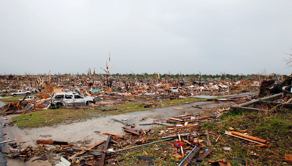 Разрушит торнадо. Tornado Joplin Missouri 2011. Джоплин Торнадо фото. Разрушения после Торнадо.
