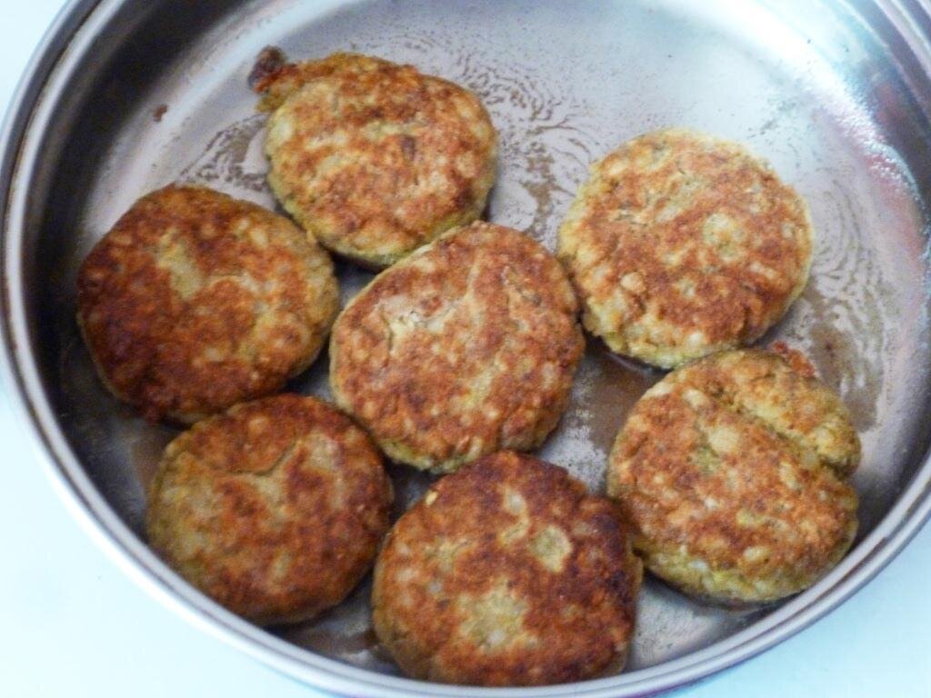 Чечевичные котлеты постные. Турецкие чечевичные котлеты. Постные чечевичные котлетки. Котлеты из чечевицы постные. Котлеты из чечевицы в духовке.