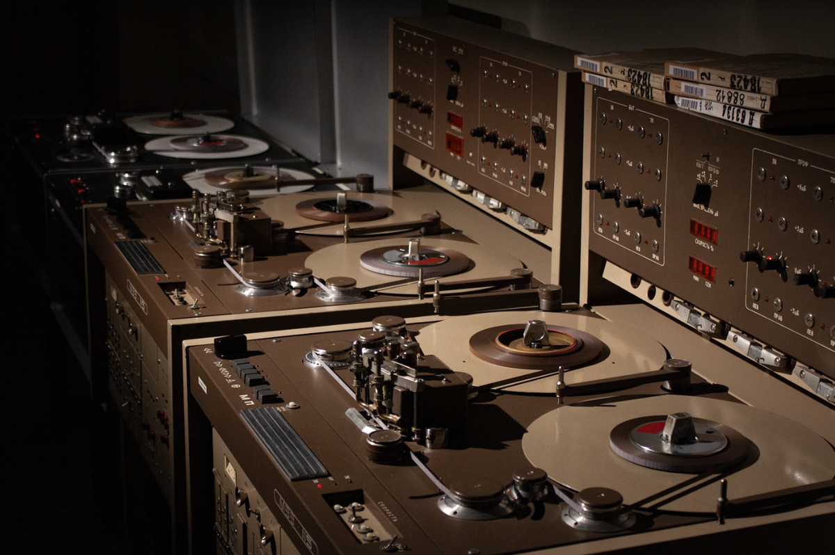 Магнитофоны МЭЗ-115, которые Гостелерадиофонд использует для оцифровки магнитной ленты