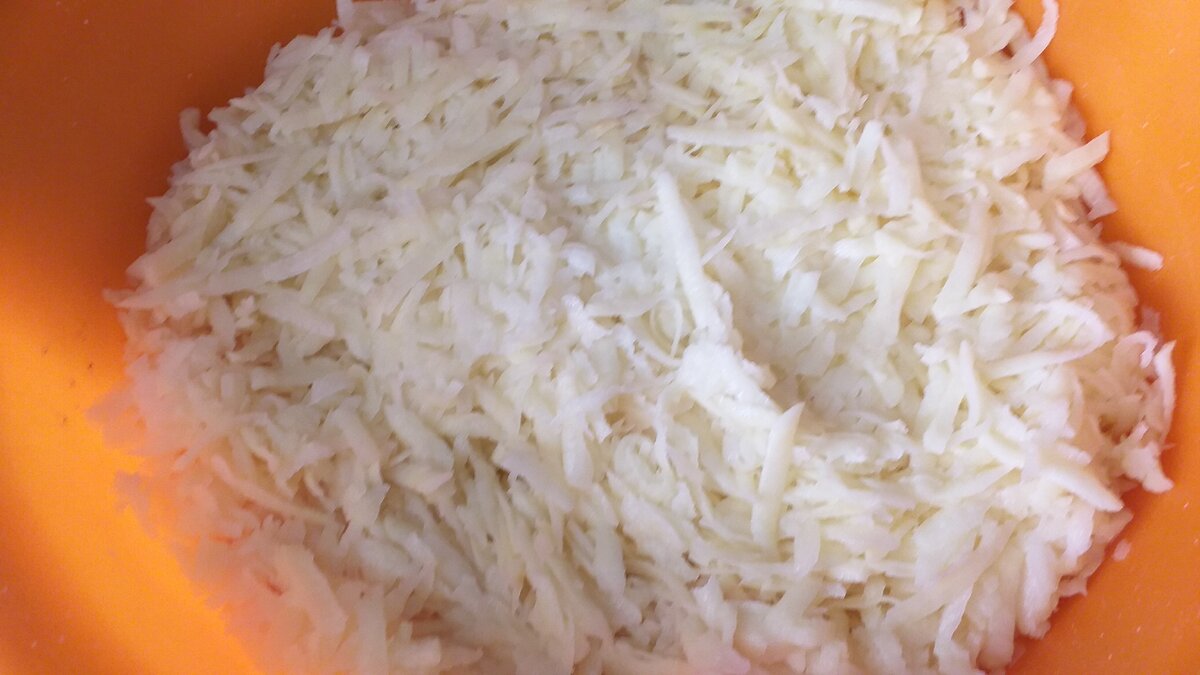 Натираем картофель на крупной терке. У меня семья большая и я натерла приличное количество картофеля)