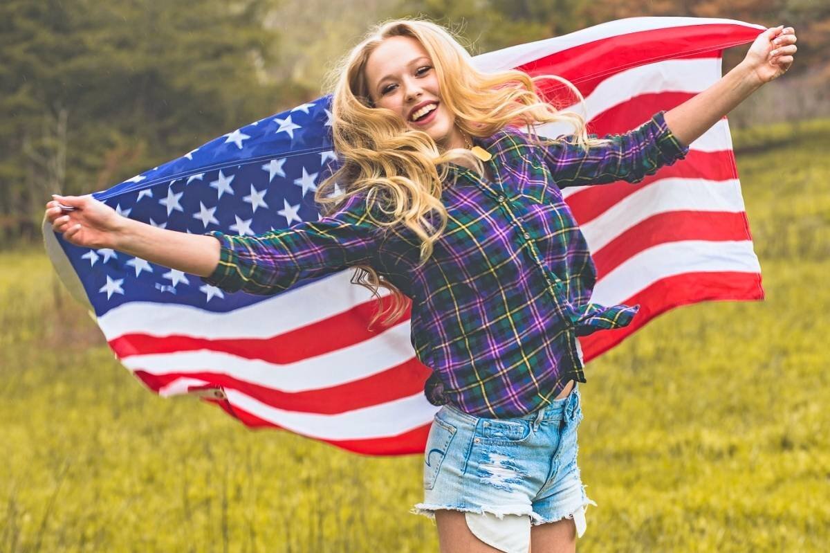 Usa герл. Американские девушки. Типичная американская девушка. Девушка с американским флагом. Русские девушки в США.