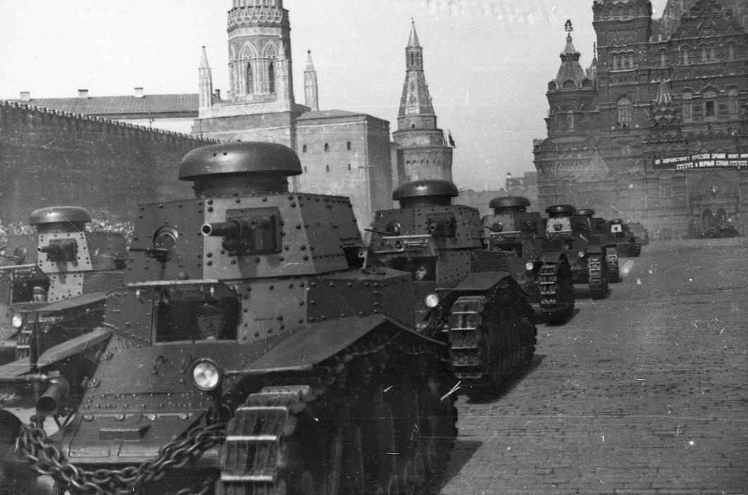 Танк "Мс-1" на параде на Красной площади. Начало 30-х гг.