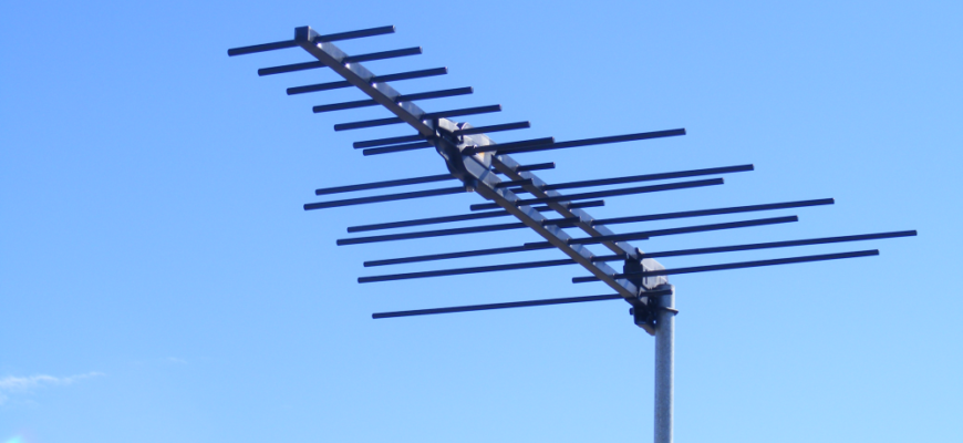 Под антенной стоит понимать как принимающее, так и передающее устройство из разряда диполярных.