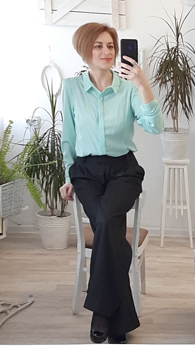 Брюки с блузкой.