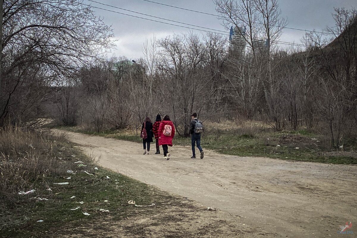 Стало грустно, когда увидел, чем занимается молодежь в заброшенном здании. В 90-е годы было лучше