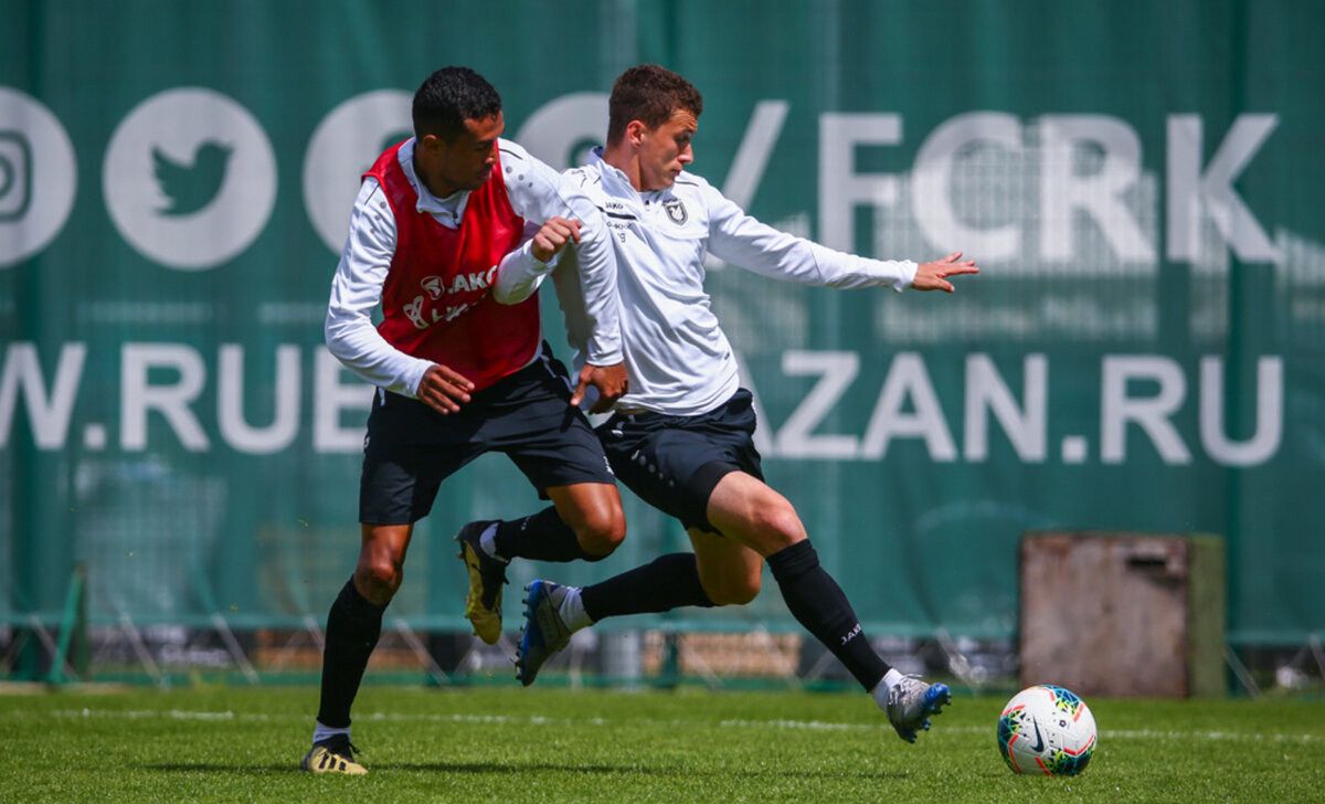 Пабло Сантос и Иван Игнатьев в двусторонке. Фото - ФК "Рубин".