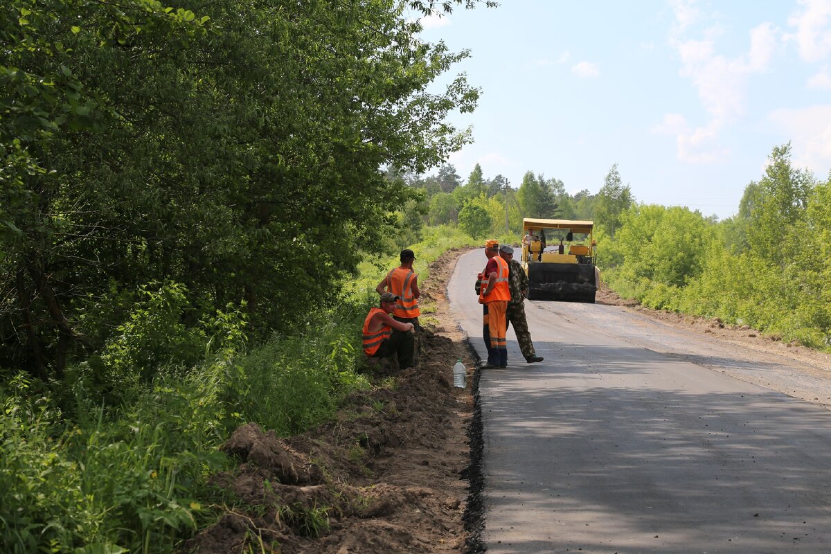 рабочие пытаются спрятаться от солнца