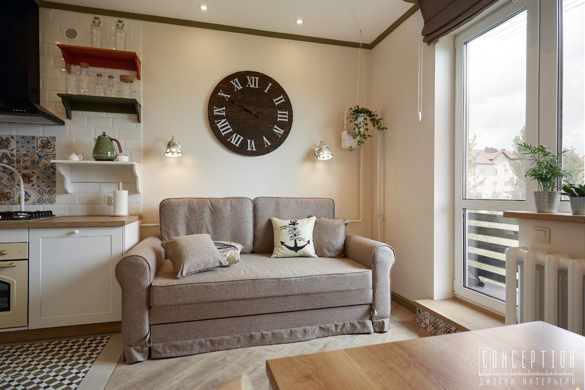 Масштабные часы под дерево служат отсылкой к фермерскому стилю.