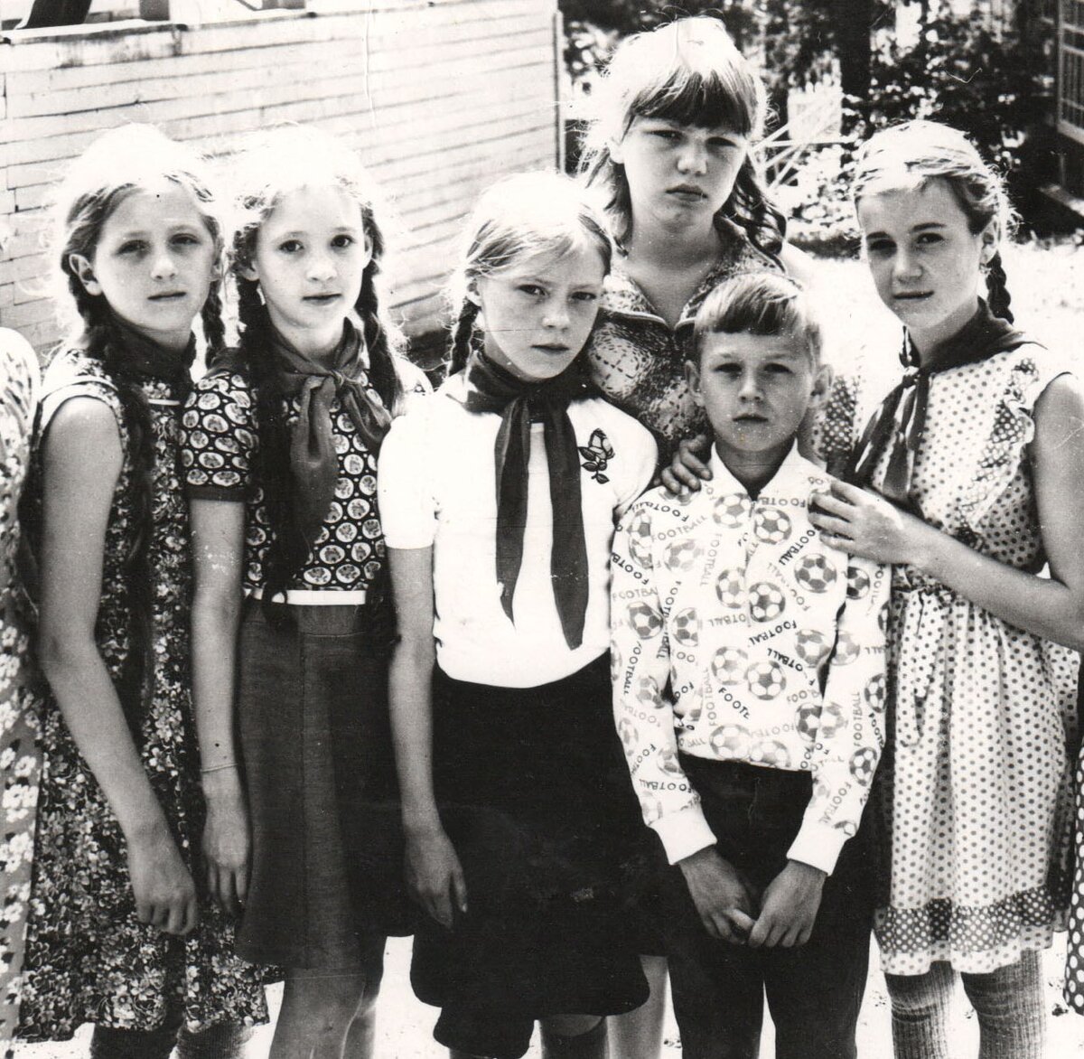 Я в "Орленке" ещё пионерка, вторая слева. Фото около  "большого" бассейна