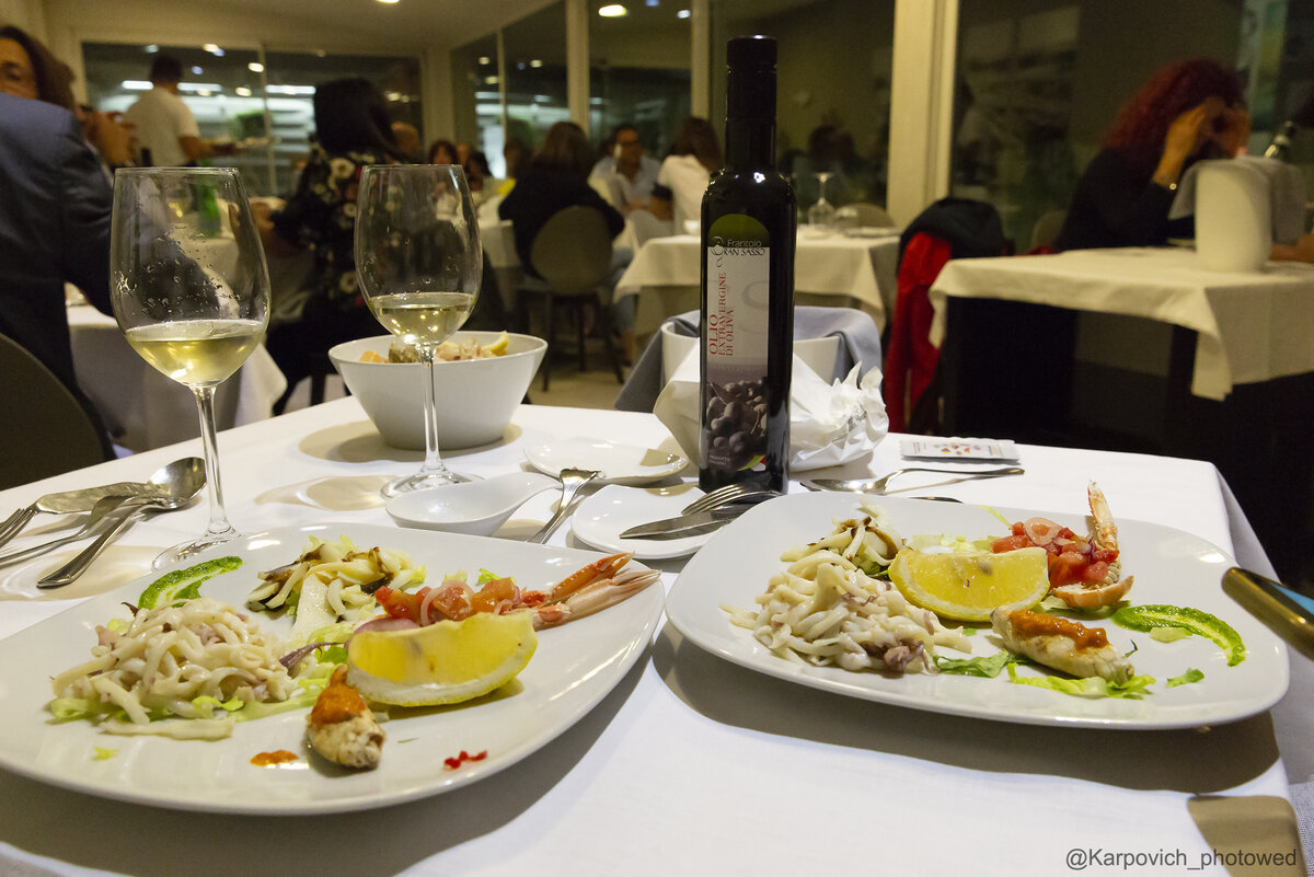 Холодные закуски: каракатица, щупальца осьминога, скумбрия под соусом из красного перца, скампо, сепия.