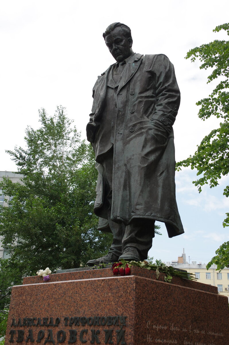 Памятник А. Твардовскому на Страстном бульваре
